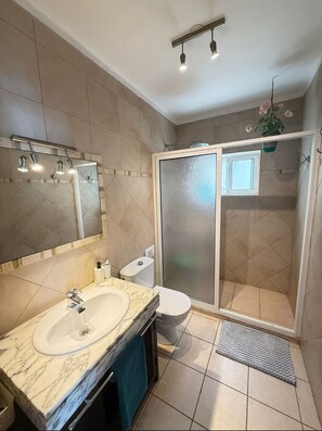 Shower, rainfall showerhead, hair dryer, towels - PRIVATE VILLA + POOL SEA VIEWS, WELCOME PACK, POOL TOWELS 2 BATHROOMS 2 BEDROOMS (Lanzarote)