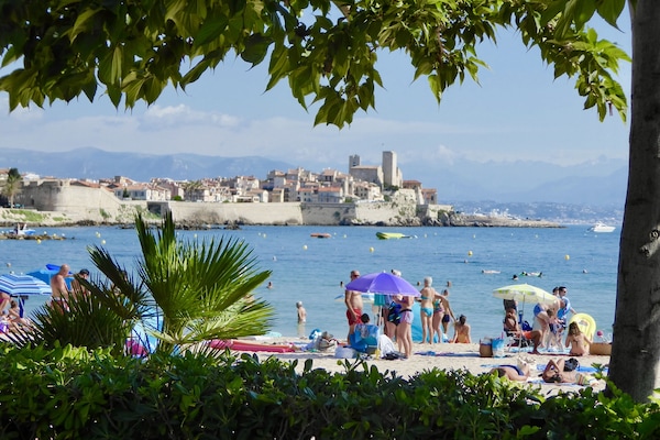 Platja a a prop i tovalloles de platja