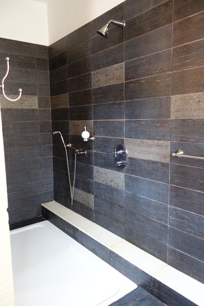 Badewanne, Haartrockner, Handtücher, Seife
