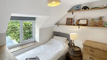 3 bedrooms, iron/ironing board, internet, bed sheets