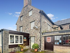 Experience the charm of Harbour House Apartment, where traditional stone and wooden elements blend in perfect harmony.
