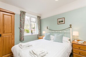 2 bedrooms, iron/ironing board, Internet, bed sheets