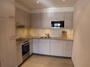 Een koelkast, een microgolfoven, een oven, een kookplaat