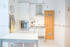 Kühlschrank, Mikrowelle, Ofen, Geschirrspüler