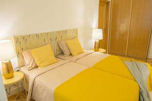 2 Schlafzimmer, Schreibtisch, Bügeleisen/Bügelbrett, Reisekinderbett