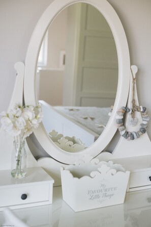 Laptop workspace, iron/ironing board, travel cot, free WiFi - Portrush - Hope Cottage - sleeps 5 guests  in 3 bedrooms (Portrush)