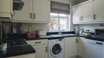 Family House, 3 Bedrooms | Private kitchen | Full-size fridge, microwave, oven, stovetop