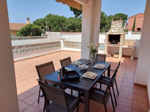 Outdoor dining - Magnificent villa with private pool. (L'Escala)