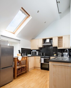 Een koelkast, een microgolfoven, een oven, een kookplaat