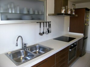 Een koelkast, een microgolfoven, een oven, een vaatwasser