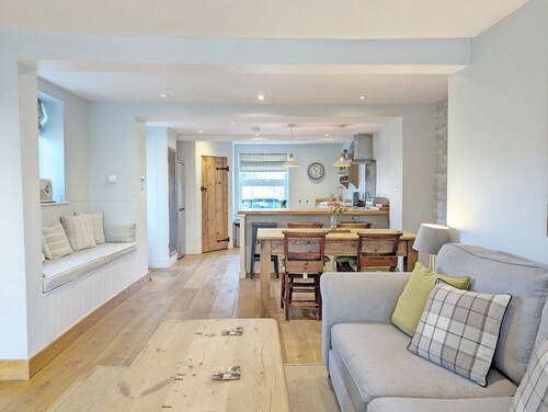 Spence Cottage, Birdham -  a cottage that sleeps 5 guests  in 2 bedrooms