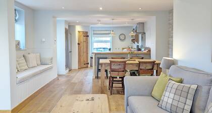 Spence Cottage, Birdham - a cottage that sleeps 5 guests in 2 bedrooms