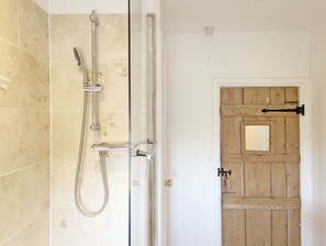 Combined shower/tub, hair dryer - Spence Cottage, Birdham -  a cottage that sleeps 5 guests  in 2 bedrooms (Chichester)