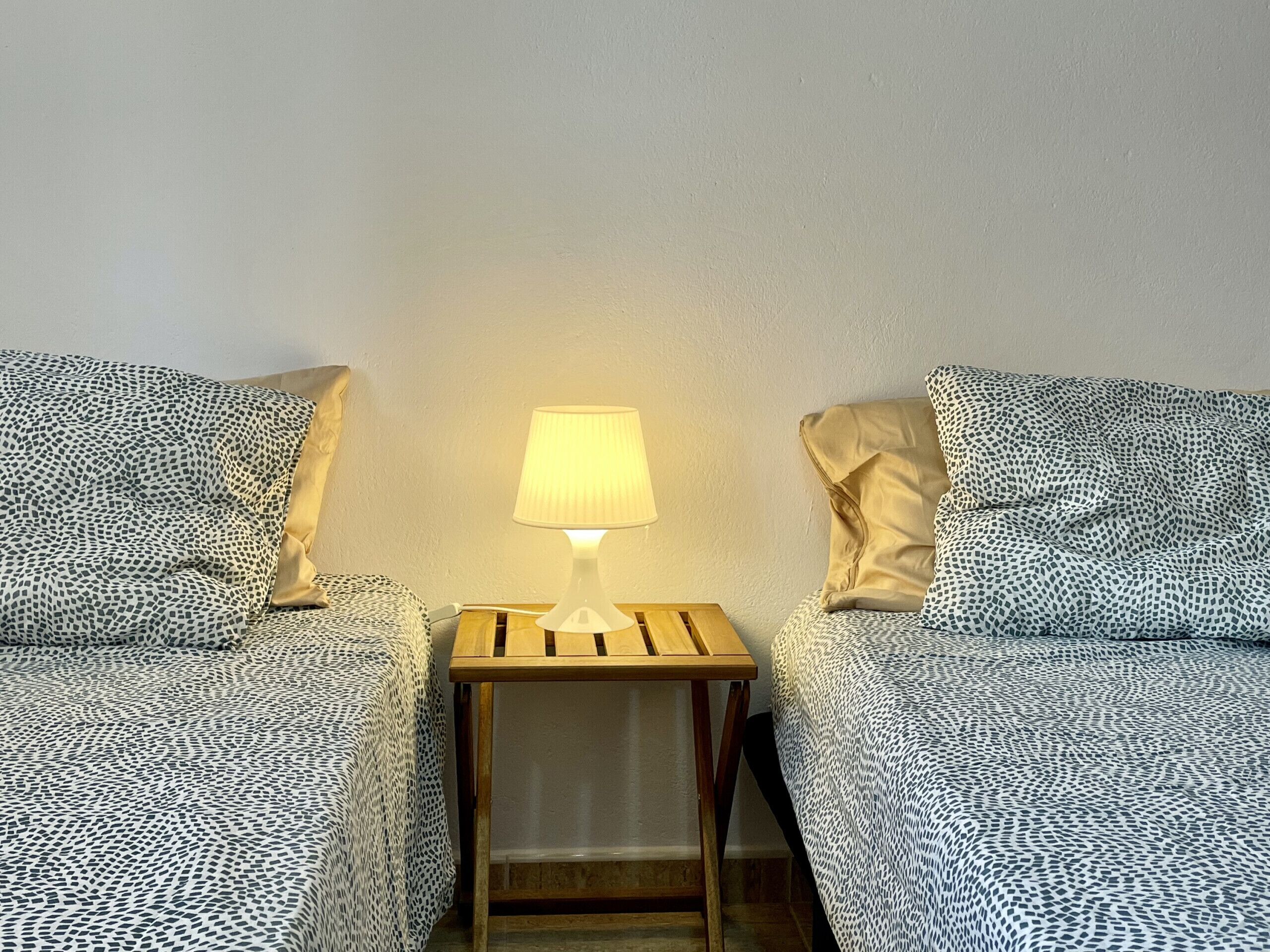 4 habitaciones, tabla de planchar con plancha y ropa de cama 
