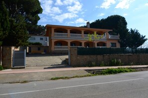 Exterior - MUSEU BAIXOS 4D (L'Escala)