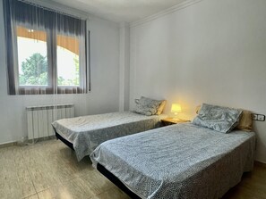 4 sovrum, strykjärn/strykbräda och sängkläder