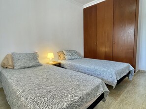 4 bedrooms, iron/ironing board, bed sheets - MUSEU BAIXOS 4D (L'Escala)