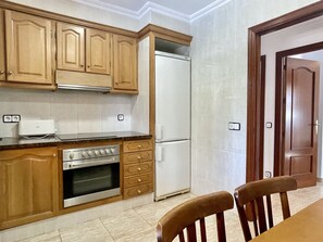 Fridge, microwave, oven, dishwasher - MUSEU BAIXOS 4D (L'Escala)