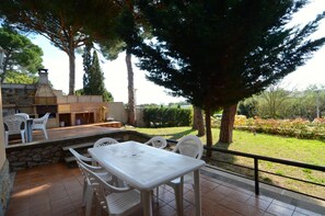 Outdoor dining - MUSEU BAIXOS 4D (L'Escala)
