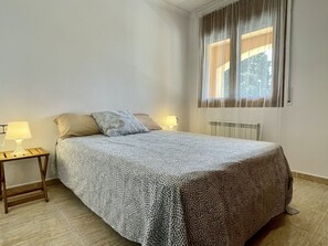 4 bedrooms, iron/ironing board, bed sheets