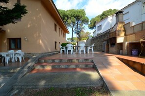Outdoor dining - MUSEU BAIXOS 4D (L'Escala)