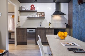 Kühlschrank, Mikrowelle, Ofen, Geschirrspüler