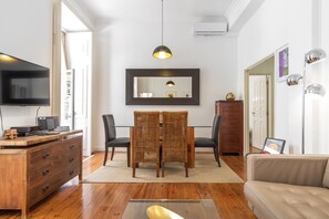 TV, lettore DVD, libri