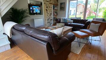 Televisie, een dvd-speler, een tafeltennistafel en boeken