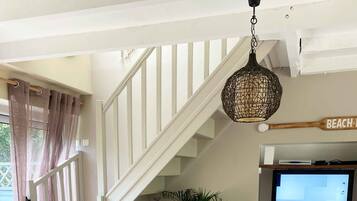 Televisie, een dvd-speler, een tafeltennistafel en boeken