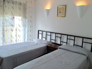 1 chambre, fer et planche à repasser, literie fournie