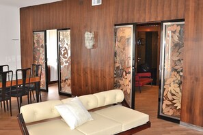 Apartment, 3 Schlafzimmer | Wohnbereich | Fernseher