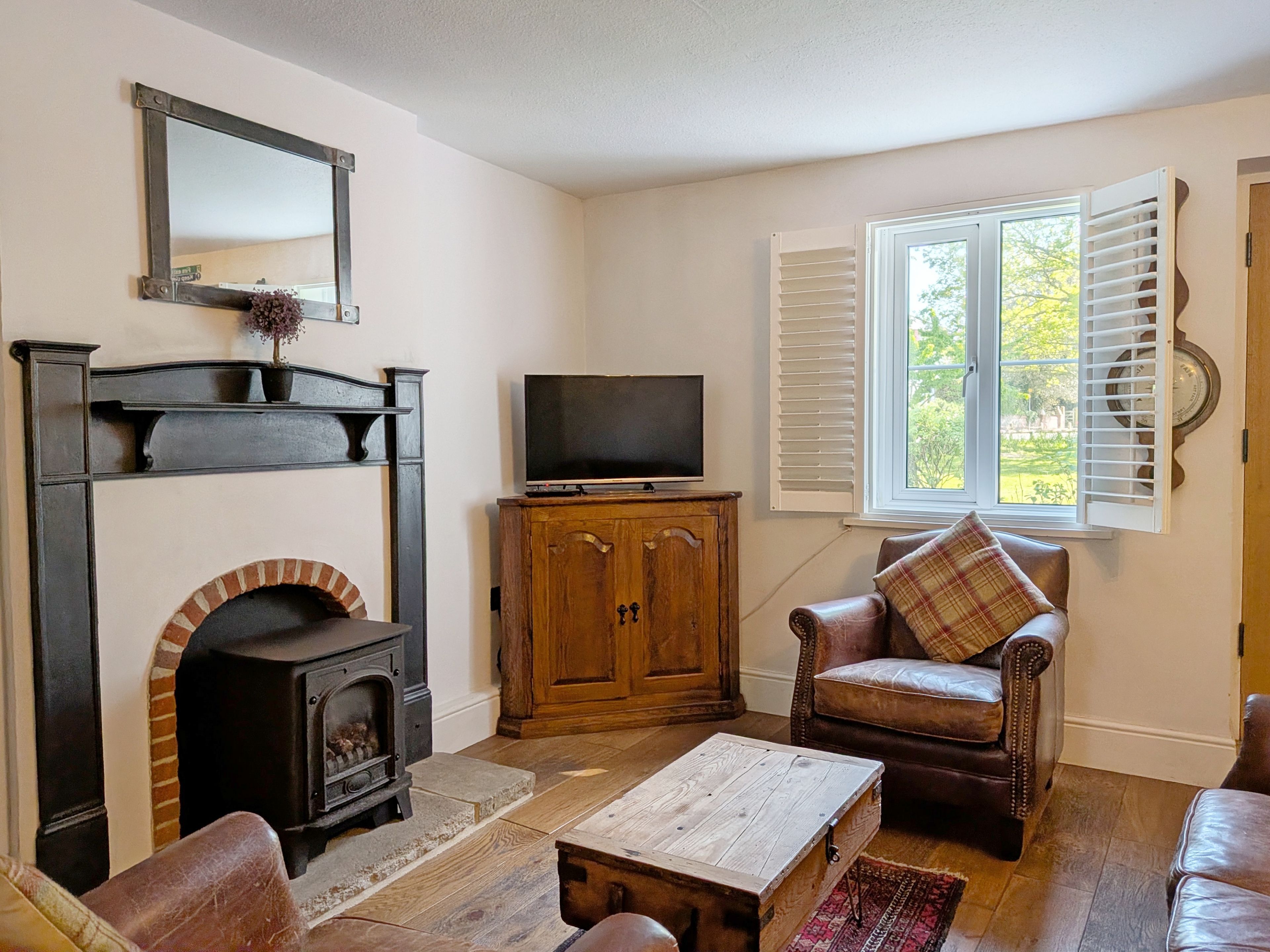 Smart TV, fireplace