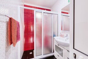 Dusche, Haartrockner, Handtücher, Toilettenpapier