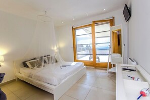 4 bedrooms, iron/ironing board, free WiFi