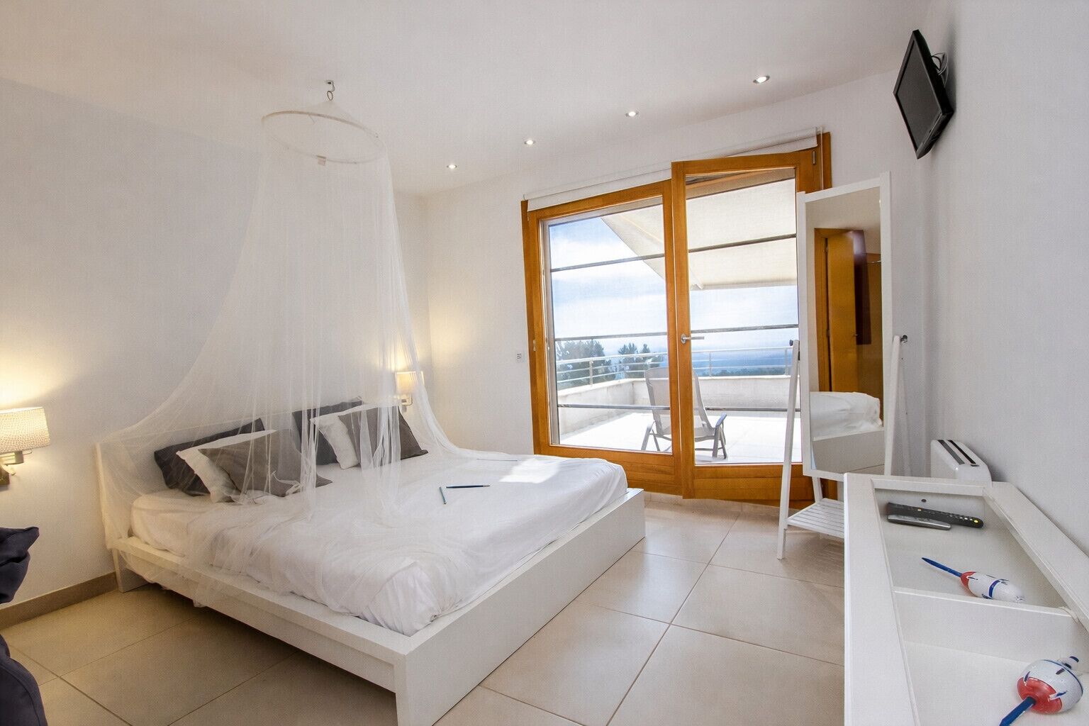 4 bedrooms, iron/ironing board, free WiFi