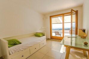 4 bedrooms, iron/ironing board, free WiFi