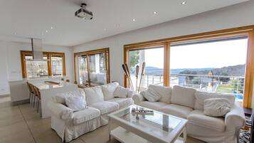 Een televisie, een open haard en tafelvoetbal