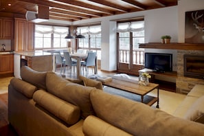 TV, fireplace