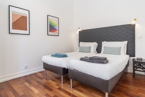 Caja de seguridad en la habitación y tabla de planchar con plancha 