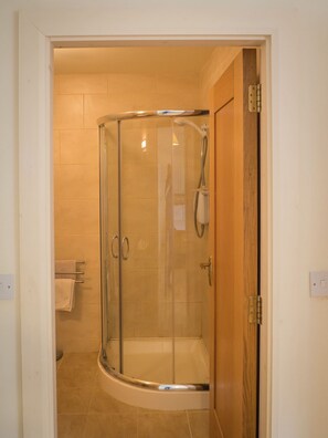 Shower, towels - 17 Canons Lane, truly is a home away from home (Clifden)