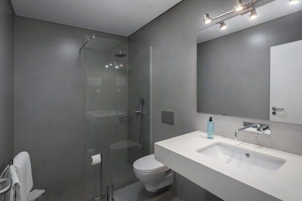 Dutxa, assecador de cabells, bidet i tovalloles 