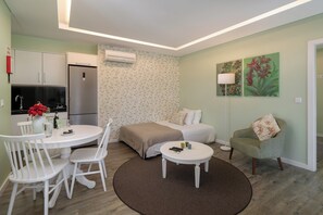 1 bedroom, desk, iron/ironing board, WiFi