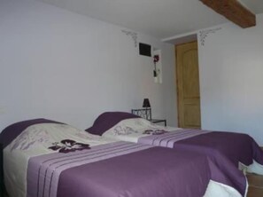 4 dormitoris, planxa i posts de planxar, wifi i roba de llit 