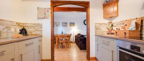 Frigorifero, microonde, forno, pentole/stoviglie/utensili