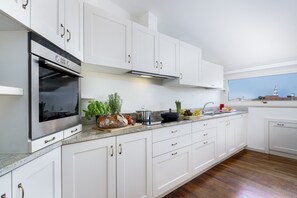 Kühlschrank, Mikrowelle, Ofen, Geschirrspüler