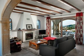 Télévision, cheminée, lecteur de DVD, chaîne hi-fi