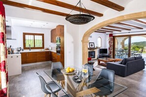 Un interior moderno con comedor, cocina y sala de estar.
