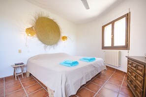 3 bedrooms, iron/ironing board, WiFi, bed sheets