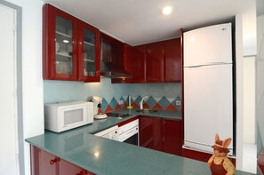 Een koelkast, een microgolfoven, een oven, een vaatwasser