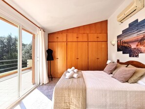 3 chambres, coffres-forts dans les chambres, fer et planche à repasser